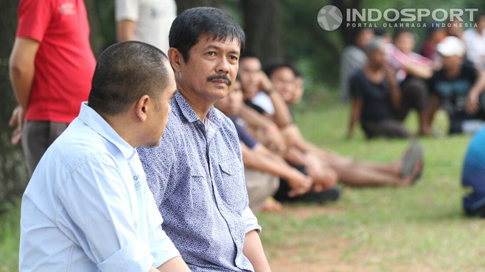 Indra Sjafri (kanan) saat menyambangi laga uji coba Timnas U-19 B melawan UNJ.